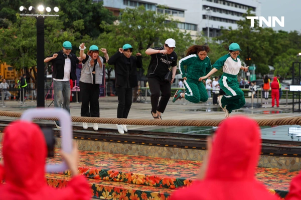 รูป-“โกโกวา” กับแฟนหนุ่ม “ซอลซู” บุกกรุง ชวนคนไทยเล่นเกมกระโดดเชือก ลานคนเมือง เสาชิงช้า-8