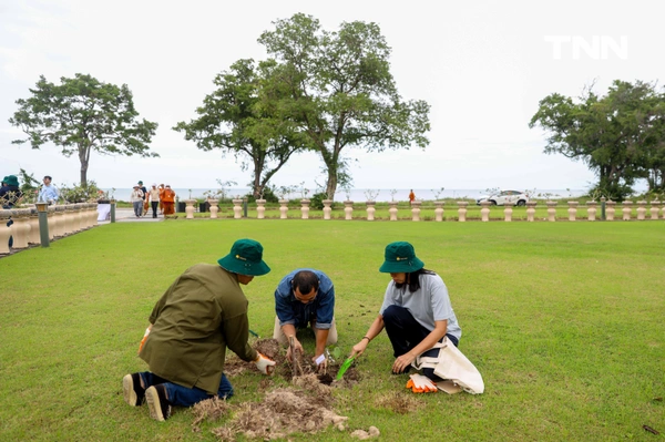 รูป-ดอยคำผนึกกำลังฟื้นฟูชายหาดพระราชนิเวศน์มฤคทายวัน ปลูกต้นไม้สันดอนทรายชายฝั่งคืนสมดุลสู่ธรรมชาติ-6