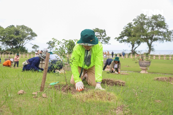 รูป-ดอยคำผนึกกำลังฟื้นฟูชายหาดพระราชนิเวศน์มฤคทายวัน ปลูกต้นไม้สันดอนทรายชายฝั่งคืนสมดุลสู่ธรรมชาติ-8