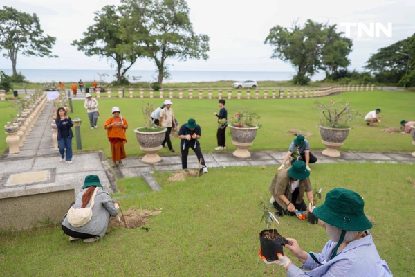 รูป-ดอยคำผนึกกำลังฟื้นฟูชายหาดพระราชนิเวศน์มฤคทายวัน ปลูกต้นไม้สันดอนทรายชายฝั่งคืนสมดุลสู่ธรรมชาติ-7