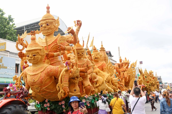 รูป-ตื่นตาประเพณีไทย นักท่องเที่ยวชมประเพณีแห่เทียนพรรษาจังหวัดอุบลราชธานี-27