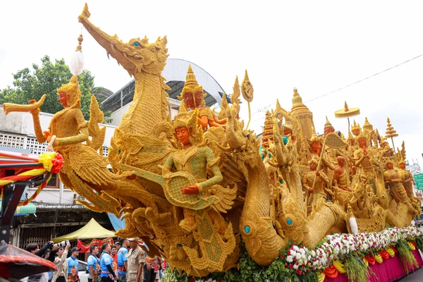 รูป-ตื่นตาประเพณีไทย นักท่องเที่ยวชมประเพณีแห่เทียนพรรษาจังหวัดอุบลราชธานี-28