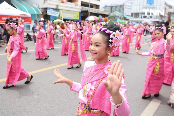 รูป-ตื่นตาประเพณีไทย นักท่องเที่ยวชมประเพณีแห่เทียนพรรษาจังหวัดอุบลราชธานี-32