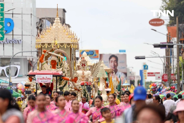 รูป-ตื่นตาประเพณีไทย นักท่องเที่ยวชมประเพณีแห่เทียนพรรษาจังหวัดอุบลราชธานี-8