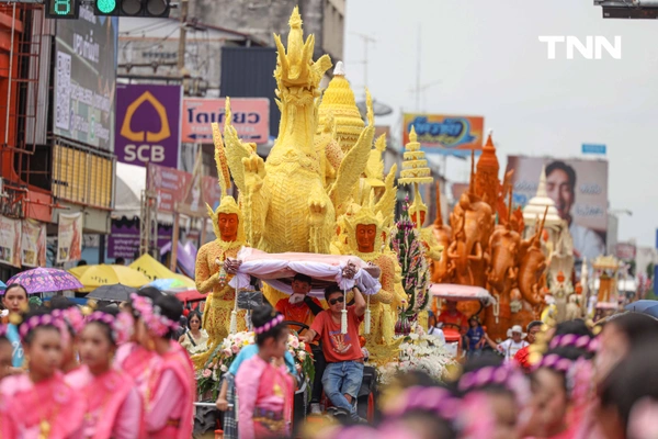 รูป-ตื่นตาประเพณีไทย นักท่องเที่ยวชมประเพณีแห่เทียนพรรษาจังหวัดอุบลราชธานี-10