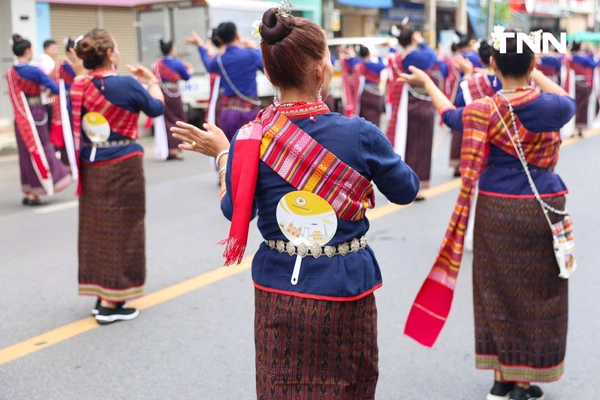 รูป-ตื่นตาประเพณีไทย นักท่องเที่ยวชมประเพณีแห่เทียนพรรษาจังหวัดอุบลราชธานี-17