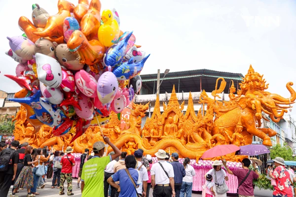 รูป-ตื่นตาประเพณีไทย นักท่องเที่ยวชมประเพณีแห่เทียนพรรษาจังหวัดอุบลราชธานี-22