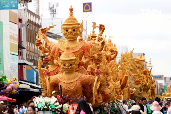 รูป-ตื่นตาประเพณีไทย นักท่องเที่ยวชมประเพณีแห่เทียนพรรษาจังหวัดอุบลราชธานี-7