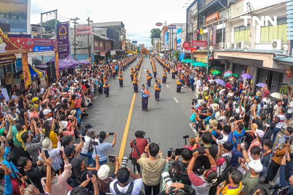 รูป-ตื่นตาประเพณีไทย นักท่องเที่ยวชมประเพณีแห่เทียนพรรษาจังหวัดอุบลราชธานี-11