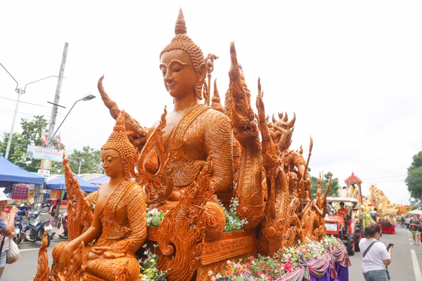 รูป-ตื่นตาประเพณีไทย นักท่องเที่ยวชมประเพณีแห่เทียนพรรษาจังหวัดอุบลราชธานี-35
