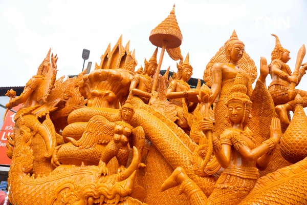 รูป-ตื่นตาประเพณีไทย นักท่องเที่ยวชมประเพณีแห่เทียนพรรษาจังหวัดอุบลราชธานี-24