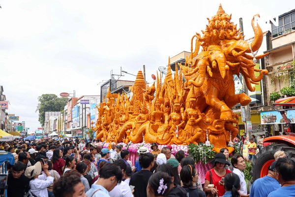 รูป-ตื่นตาประเพณีไทย นักท่องเที่ยวชมประเพณีแห่เทียนพรรษาจังหวัดอุบลราชธานี-21