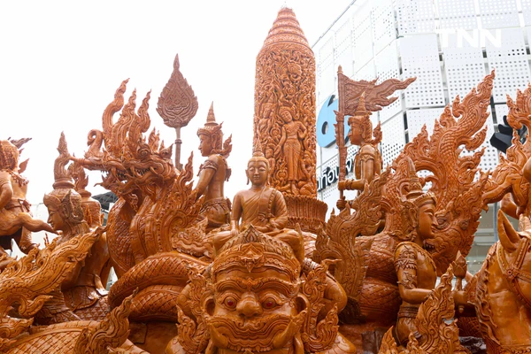 รูป-ตื่นตาประเพณีไทย นักท่องเที่ยวชมประเพณีแห่เทียนพรรษาจังหวัดอุบลราชธานี-19