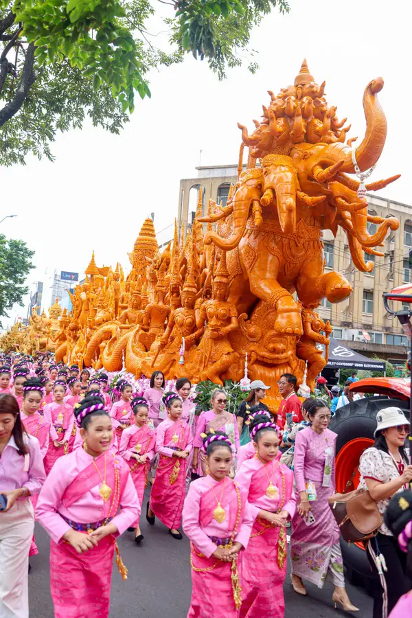 รูป-ตื่นตาประเพณีไทย นักท่องเที่ยวชมประเพณีแห่เทียนพรรษาจังหวัดอุบลราชธานี-15