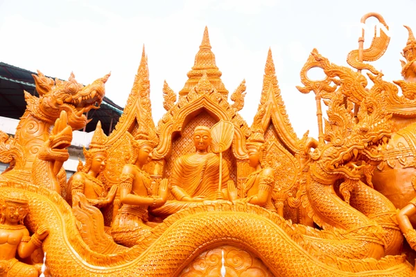 รูป-ตื่นตาประเพณีไทย นักท่องเที่ยวชมประเพณีแห่เทียนพรรษาจังหวัดอุบลราชธานี-23