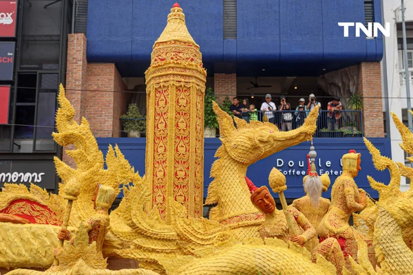 รูป-ตื่นตาประเพณีไทย นักท่องเที่ยวชมประเพณีแห่เทียนพรรษาจังหวัดอุบลราชธานี-30