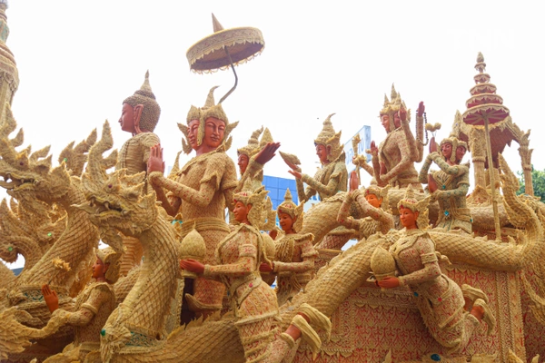 รูป-ตื่นตาประเพณีไทย นักท่องเที่ยวชมประเพณีแห่เทียนพรรษาจังหวัดอุบลราชธานี-29