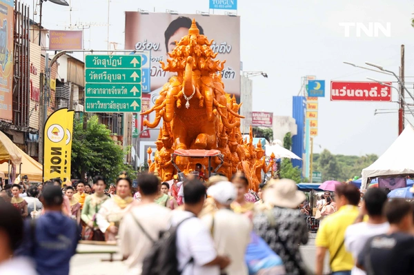 รูป-ตื่นตาประเพณีไทย นักท่องเที่ยวชมประเพณีแห่เทียนพรรษาจังหวัดอุบลราชธานี-6
