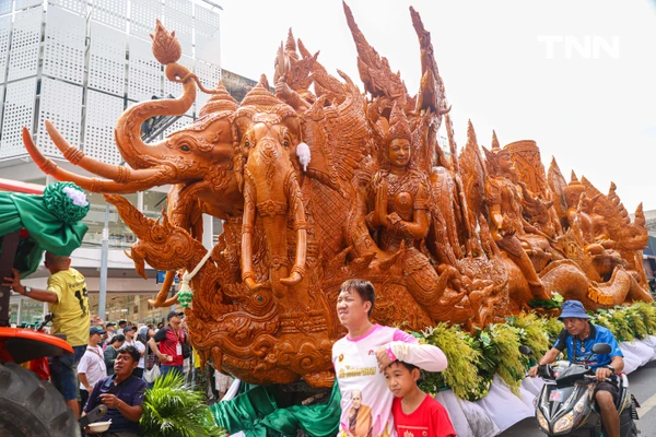 รูป-ตื่นตาประเพณีไทย นักท่องเที่ยวชมประเพณีแห่เทียนพรรษาจังหวัดอุบลราชธานี-20