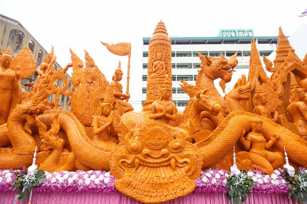 รูป-ตื่นตาประเพณีไทย นักท่องเที่ยวชมประเพณีแห่เทียนพรรษาจังหวัดอุบลราชธานี-14