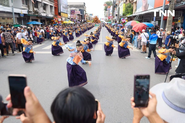 รูป-ตื่นตาประเพณีไทย นักท่องเที่ยวชมประเพณีแห่เทียนพรรษาจังหวัดอุบลราชธานี-18