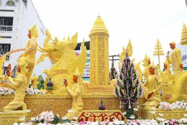 รูป-ตื่นตาประเพณีไทย นักท่องเที่ยวชมประเพณีแห่เทียนพรรษาจังหวัดอุบลราชธานี-33