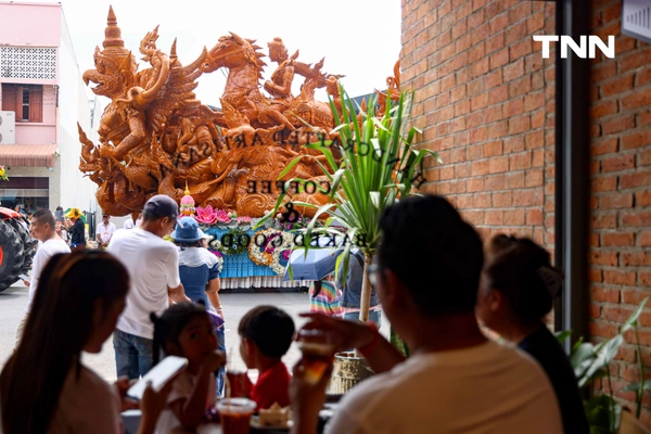 รูป-ตื่นตาประเพณีไทย นักท่องเที่ยวชมประเพณีแห่เทียนพรรษาจังหวัดอุบลราชธานี-26