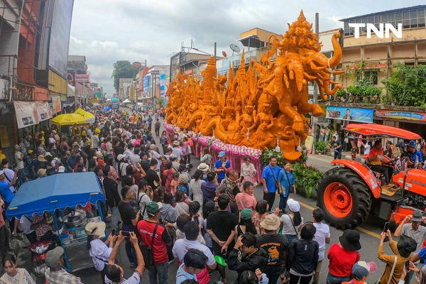 รูป-ตื่นตาประเพณีไทย นักท่องเที่ยวชมประเพณีแห่เทียนพรรษาจังหวัดอุบลราชธานี-12
