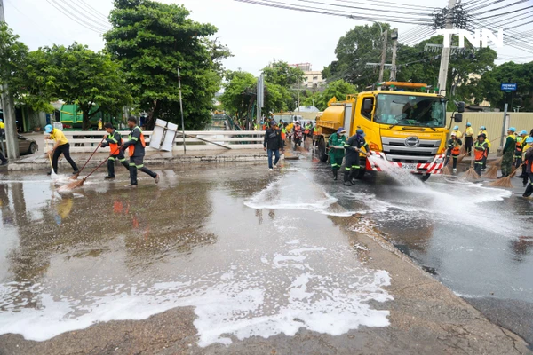 รูป-รวมพลังจิตอาสา เนื่องในวันเฉลิมพระชนมพรรษาพระบาทสมเด็จพระเจ้าอยู่หัว พัฒนาทำความสะอาดตรอกสาเก-14