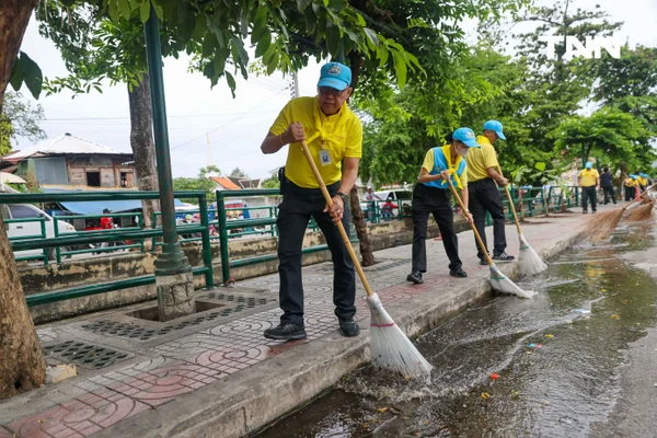 รูป-รวมพลังจิตอาสา เนื่องในวันเฉลิมพระชนมพรรษาพระบาทสมเด็จพระเจ้าอยู่หัว พัฒนาทำความสะอาดตรอกสาเก-8