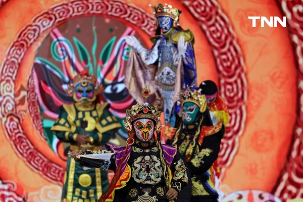 รูป-“ทั่วหล้า เทิดไท้ ถวายใจสดุดี” ร่วมเฉลิมพระเกียรติพระบาทสมเด็จพระเจ้าอยู่หัว และฉลอง 50 ปี สัมพันธ์ไทย-จีน-6