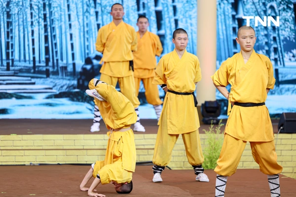 รูป-“ทั่วหล้า เทิดไท้ ถวายใจสดุดี” ร่วมเฉลิมพระเกียรติพระบาทสมเด็จพระเจ้าอยู่หัว และฉลอง 50 ปี สัมพันธ์ไทย-จีน-9
