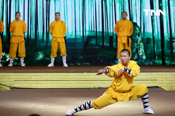 รูป-“ทั่วหล้า เทิดไท้ ถวายใจสดุดี” ร่วมเฉลิมพระเกียรติพระบาทสมเด็จพระเจ้าอยู่หัว และฉลอง 50 ปี สัมพันธ์ไทย-จีน-12