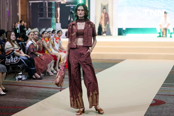 รูป-“Inspiring  Andaman Textile 2025 ” โชว์ชุดผ้าไทยร่วมสมัยจากต้นทุนทางศิลปวัฒนธรรมภาคใต้ฝั่งอันดามัน-17
