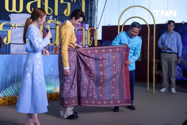 รูป-ชมงานศิลป์คู่แผ่นดินผ่านงาน “แพรพัสตรา บรมราชินีนาถ” ร่วมเฉลิมพระเกียรติสมเด็จพระบรมราชชนนีพันปีหลวง -15