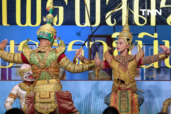 รูป-ชมงานศิลป์คู่แผ่นดินผ่านงาน “แพรพัสตรา บรมราชินีนาถ” ร่วมเฉลิมพระเกียรติสมเด็จพระบรมราชชนนีพันปีหลวง -4