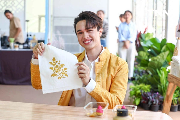 รูป-ชมงานศิลป์คู่แผ่นดินผ่านงาน “แพรพัสตรา บรมราชินีนาถ” ร่วมเฉลิมพระเกียรติสมเด็จพระบรมราชชนนีพันปีหลวง -9