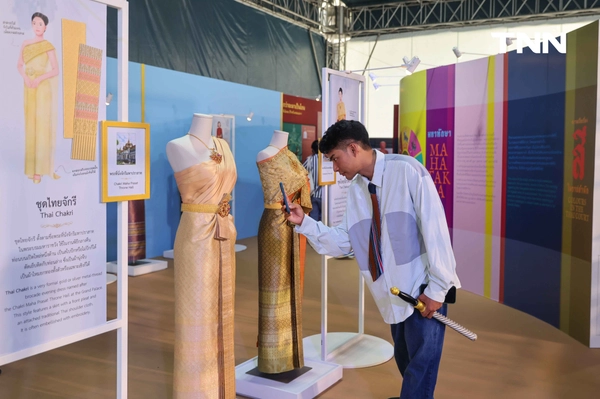 รูป-ชมงานศิลป์คู่แผ่นดินผ่านงาน “แพรพัสตรา บรมราชินีนาถ” ร่วมเฉลิมพระเกียรติสมเด็จพระบรมราชชนนีพันปีหลวง -18