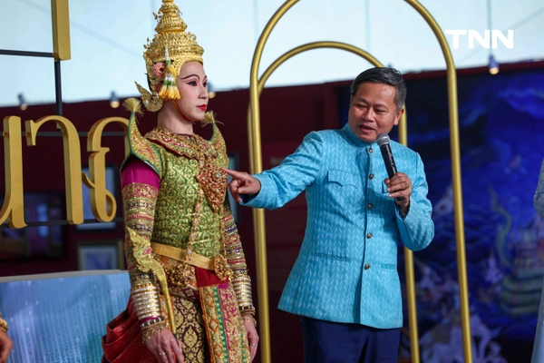 รูป-ชมงานศิลป์คู่แผ่นดินผ่านงาน “แพรพัสตรา บรมราชินีนาถ” ร่วมเฉลิมพระเกียรติสมเด็จพระบรมราชชนนีพันปีหลวง -6