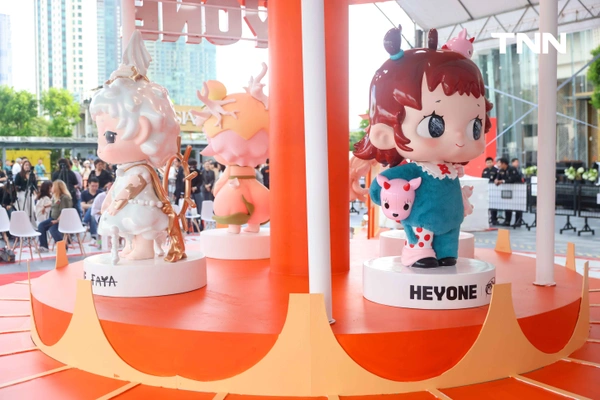 รูป-ไอคอนสยาม จับมือ HEYONE และ MORE THAN ARTS & TOYS เนรมิตดินแดนแสนสนุกสุดน่ารักเปิด Pop-up Store ที่ใหญ่ที่สุดริมแม่น้ำเจ้าพระยา -16