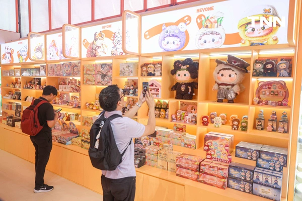 รูป-ไอคอนสยาม จับมือ HEYONE และ MORE THAN ARTS & TOYS เนรมิตดินแดนแสนสนุกสุดน่ารักเปิด Pop-up Store ที่ใหญ่ที่สุดริมแม่น้ำเจ้าพระยา -18