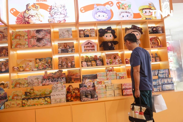 รูป-ไอคอนสยาม จับมือ HEYONE และ MORE THAN ARTS & TOYS เนรมิตดินแดนแสนสนุกสุดน่ารักเปิด Pop-up Store ที่ใหญ่ที่สุดริมแม่น้ำเจ้าพระยา -21