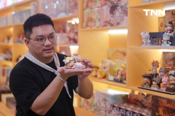 รูป-ไอคอนสยาม จับมือ HEYONE และ MORE THAN ARTS & TOYS เนรมิตดินแดนแสนสนุกสุดน่ารักเปิด Pop-up Store ที่ใหญ่ที่สุดริมแม่น้ำเจ้าพระยา -14