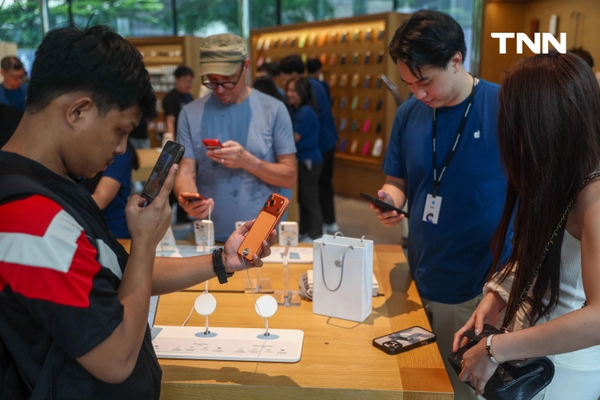 รูป-สาวกไอโฟนรวมตัวคึกคัก เปิดขาย iPhone 17 วันแรก-12