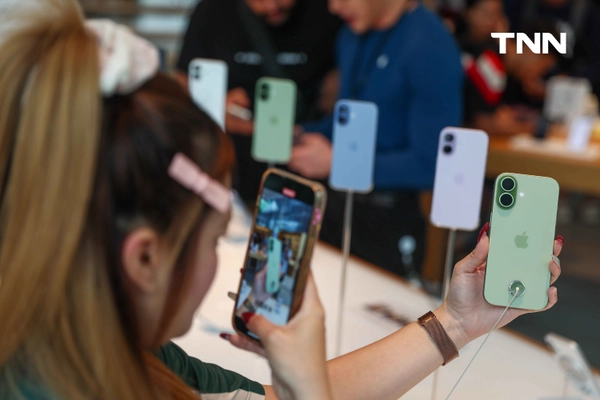 รูป-สาวกไอโฟนรวมตัวคึกคัก เปิดขาย iPhone 17 วันแรก-11