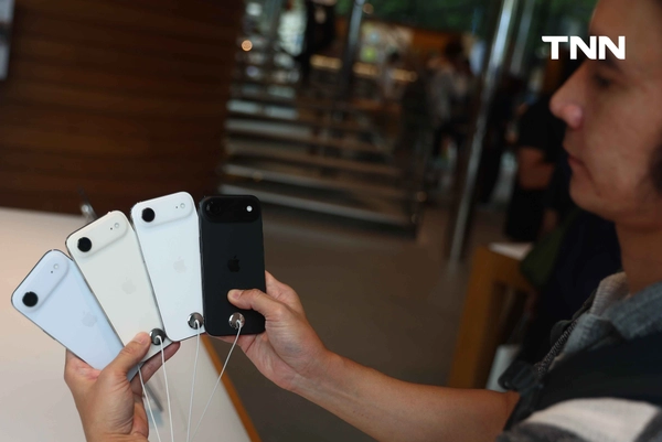 รูป-สาวกไอโฟนรวมตัวคึกคัก เปิดขาย iPhone 17 วันแรก-13