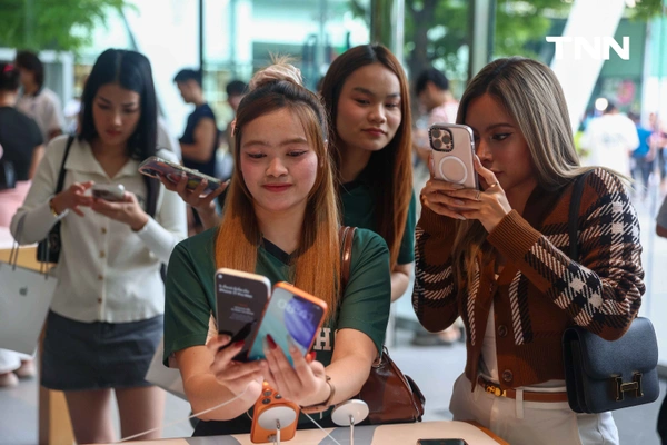 รูป-สาวกไอโฟนรวมตัวคึกคัก เปิดขาย iPhone 17 วันแรก-19