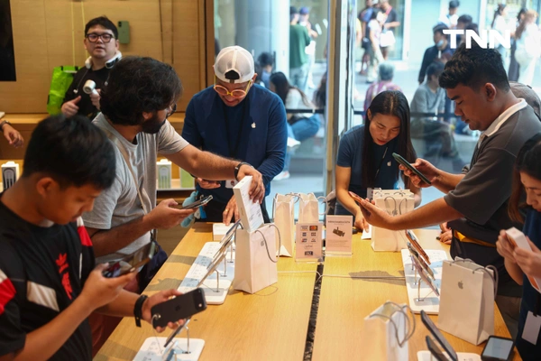 รูป-สาวกไอโฟนรวมตัวคึกคัก เปิดขาย iPhone 17 วันแรก-8