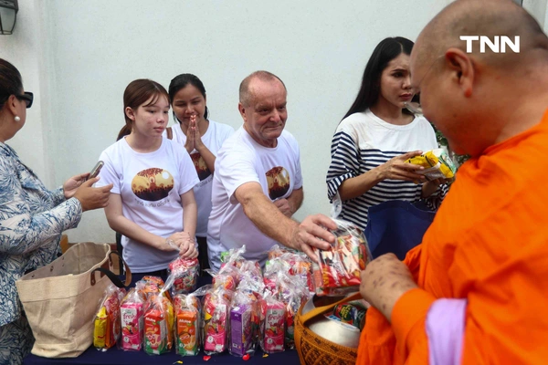 รูป-ตักบาตรเทโวพระสงฆ์ 108 รูป วันออกพรรษา พุทธศาสสนิกชนแน่นภูเขาทอง-19