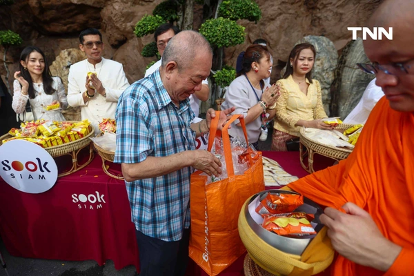 รูป-ตักบาตรเทโวพระสงฆ์ 108 รูป วันออกพรรษา พุทธศาสสนิกชนแน่นภูเขาทอง-26